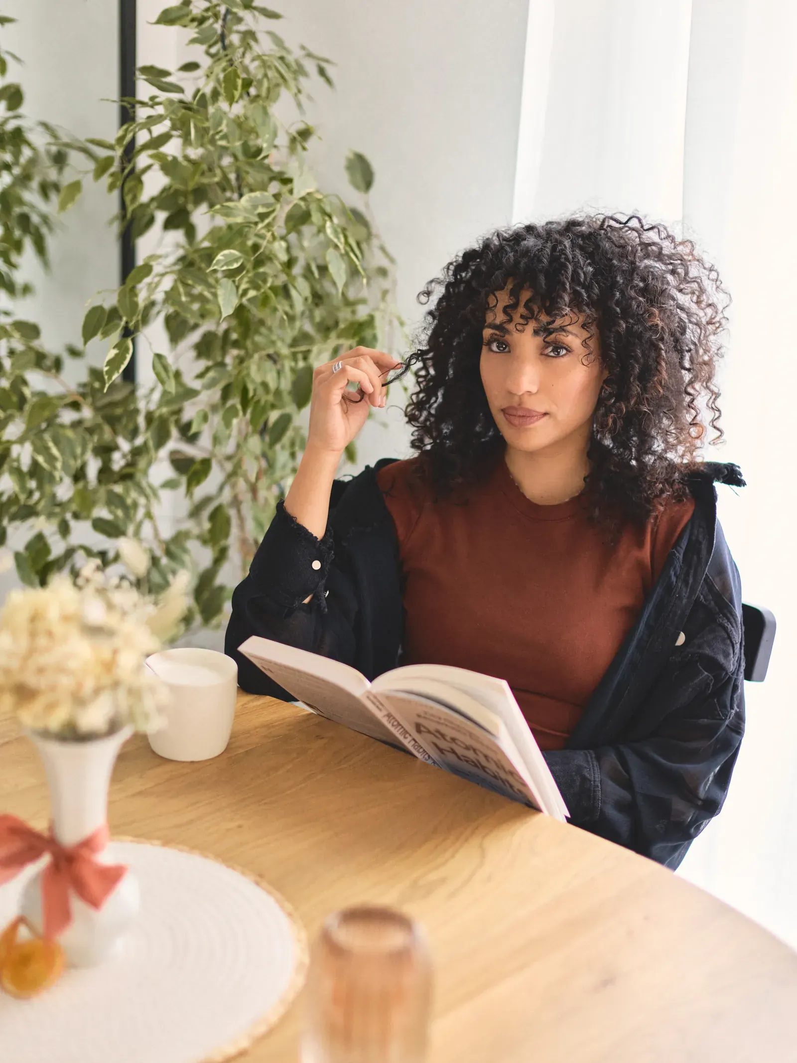 Inspiration en pleine lecture, portrait lifestyle en intérieur