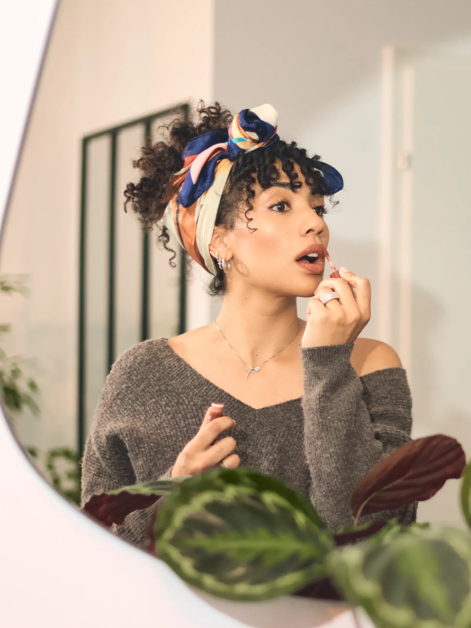 Inspiration se préparant devant un miroir, portrait lifestyle
