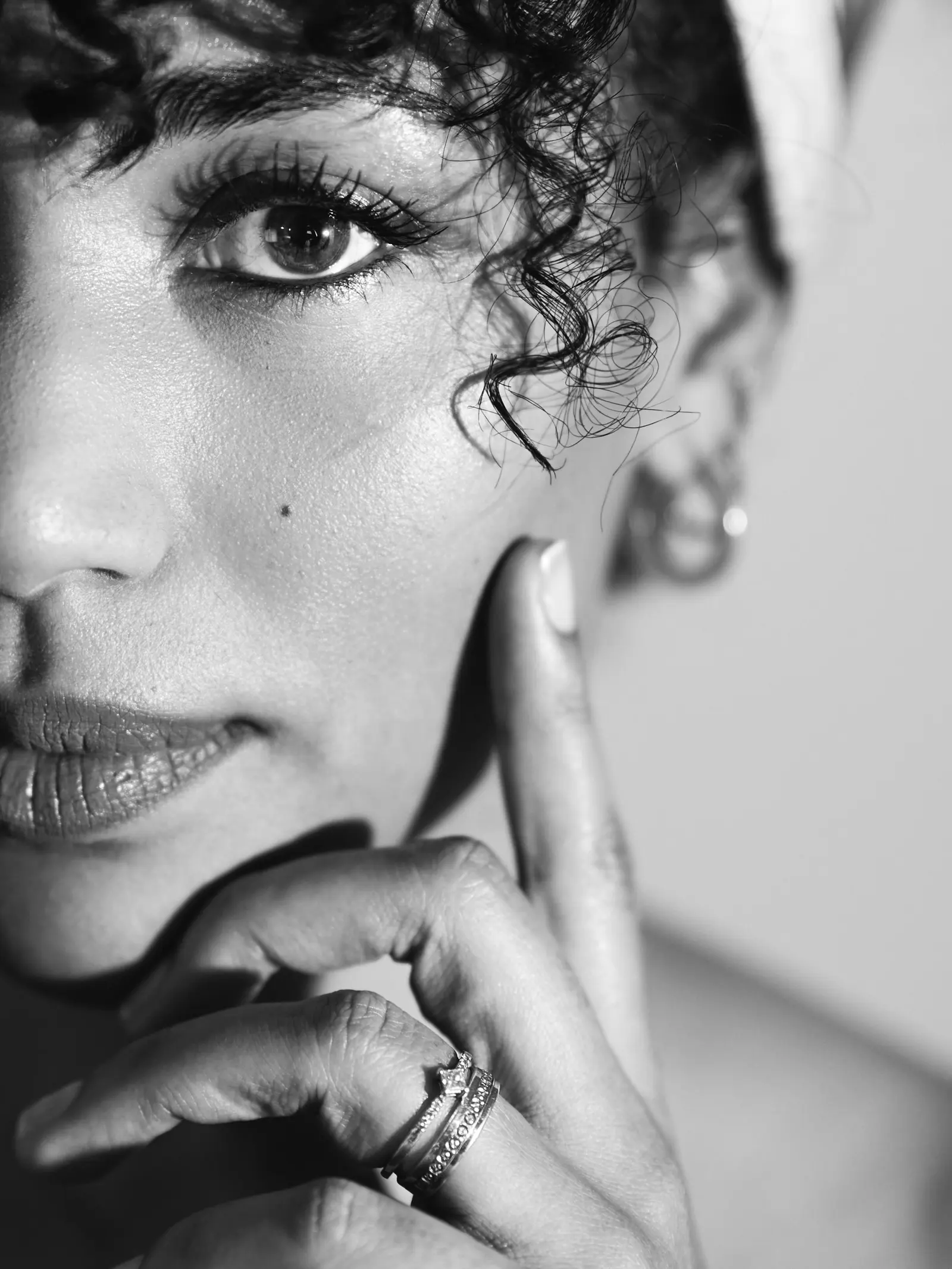 Laetitia, gros plan sur le regard, portrait noir et blanc à domicile