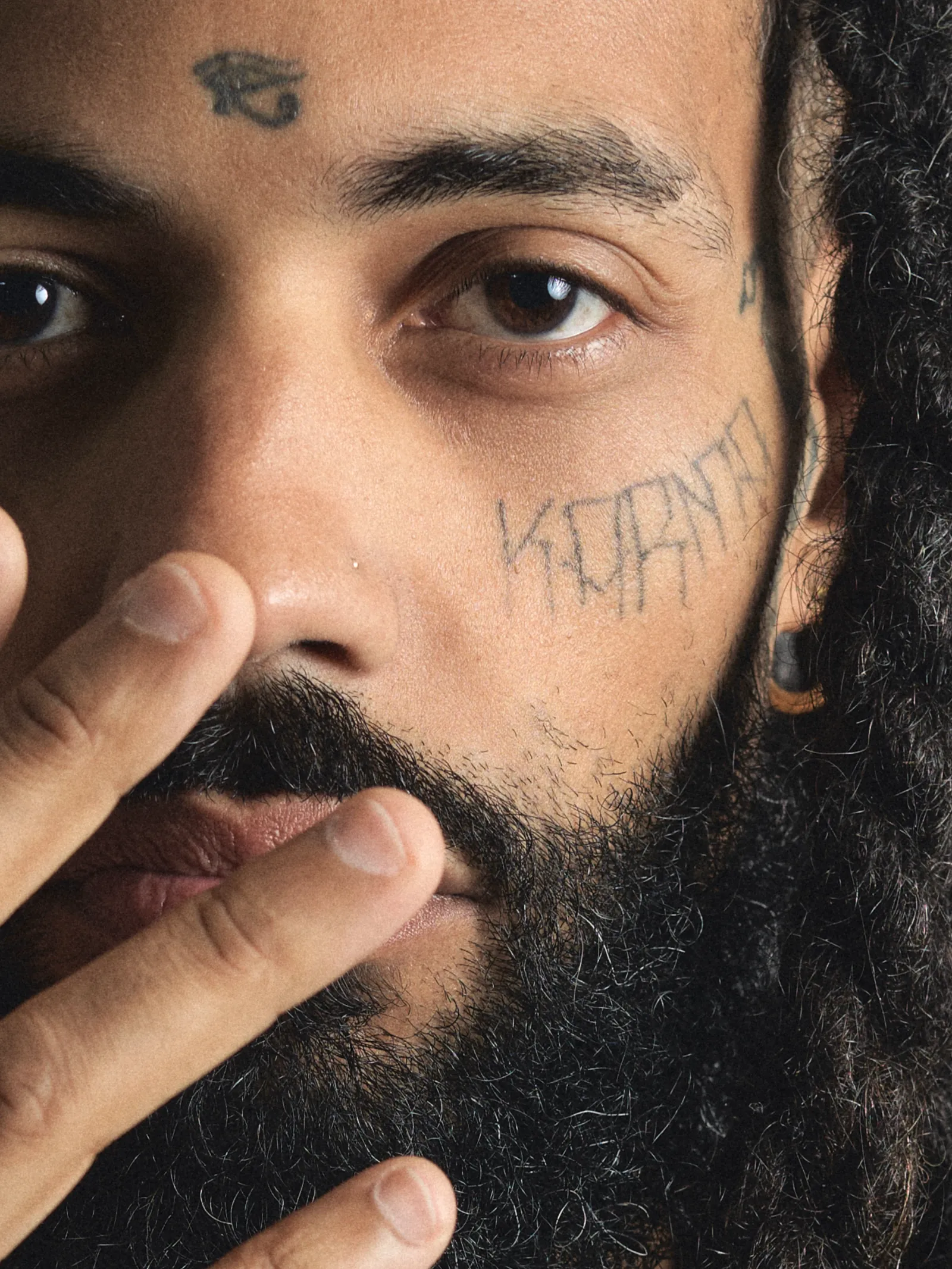 Jonas Kann, gros plan portrait artistique en studio
