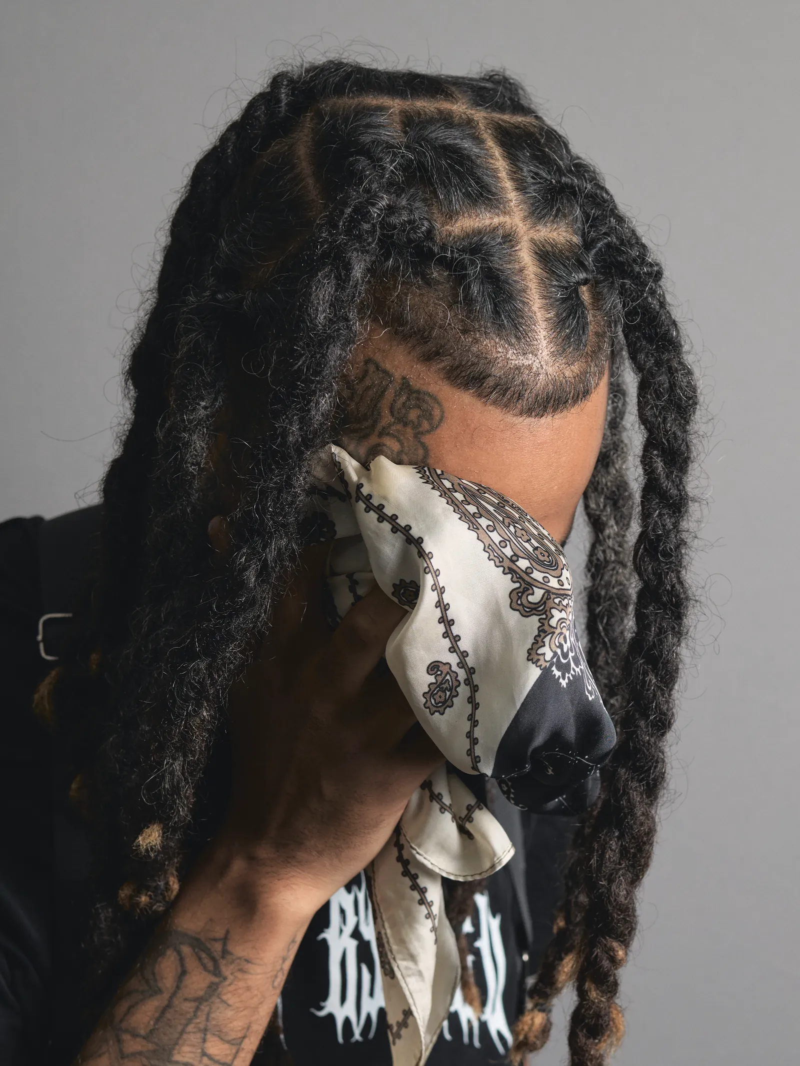 Jonas Kann, portrait artistique avec bandana, studio