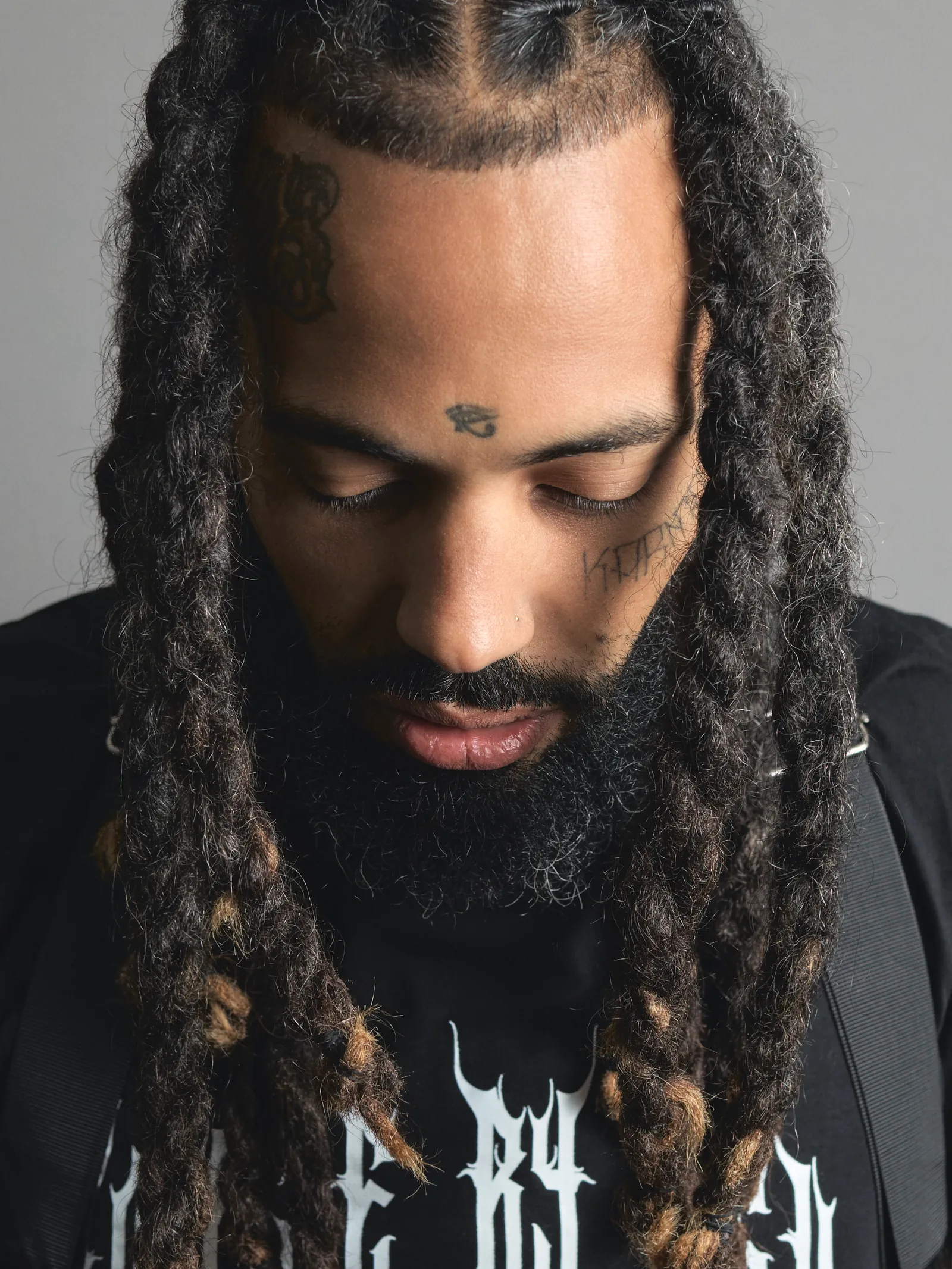 Jonas Kann, portrait artistique rapproché, studio
