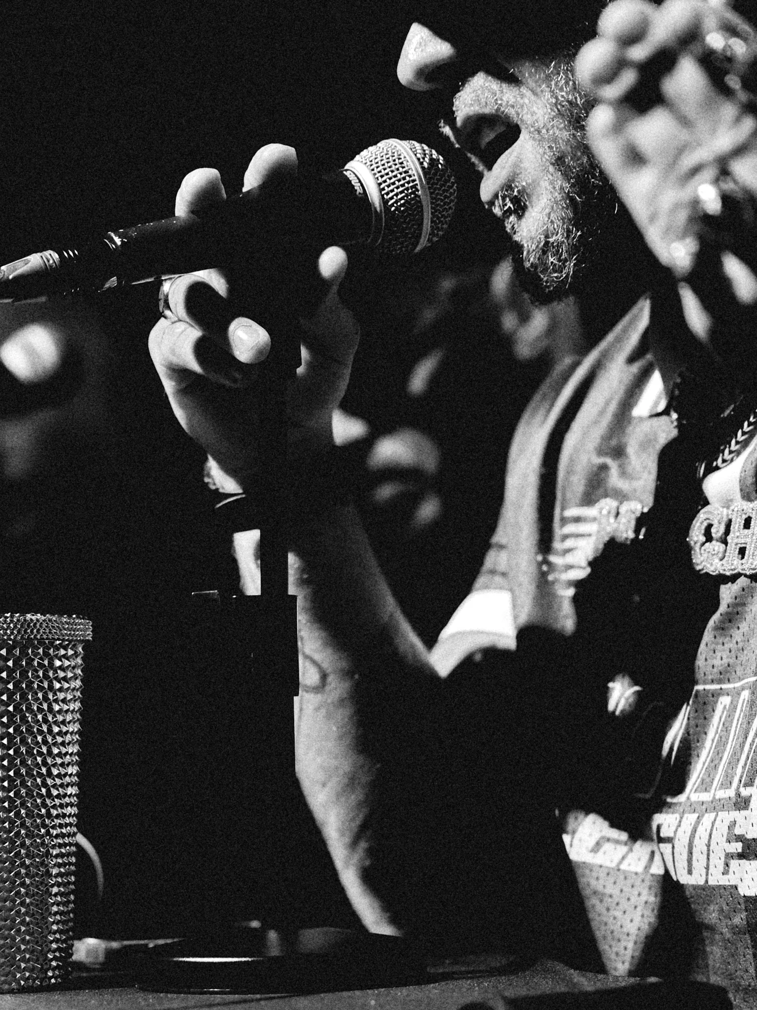Rappeur au micro en plein freestyle, gros plan noir et blanc, battle Block à Mulhouse