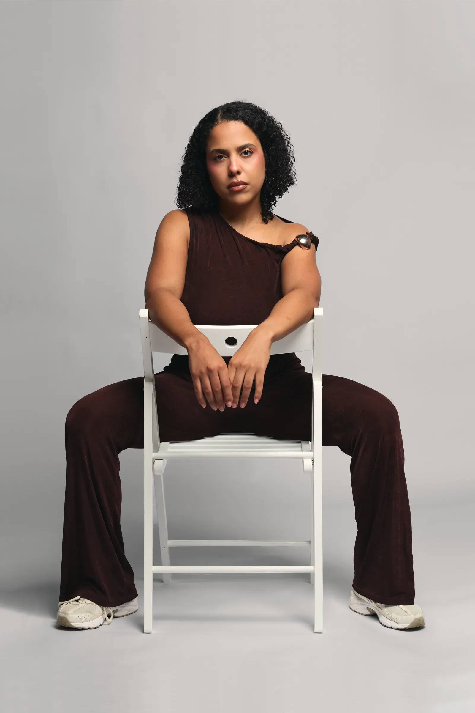 Winowolf, pose assise en studio, book mode